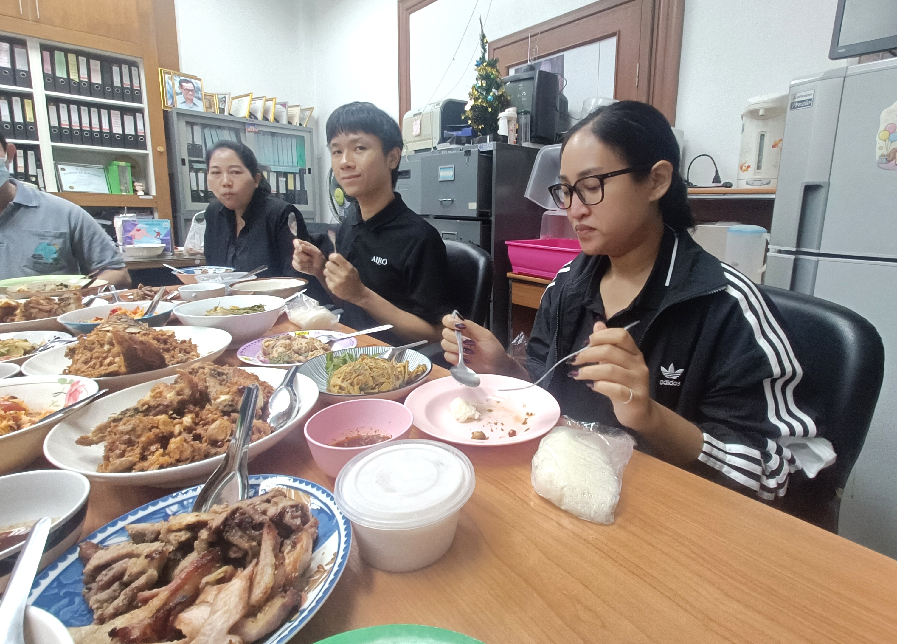 title - กลุ่มพัฒนาระบบบริหาร ส.ป.ก. ร่วมทำกิจกรรมหิ้วปิ่นโตรับประทานอาหารร่วมกัน 